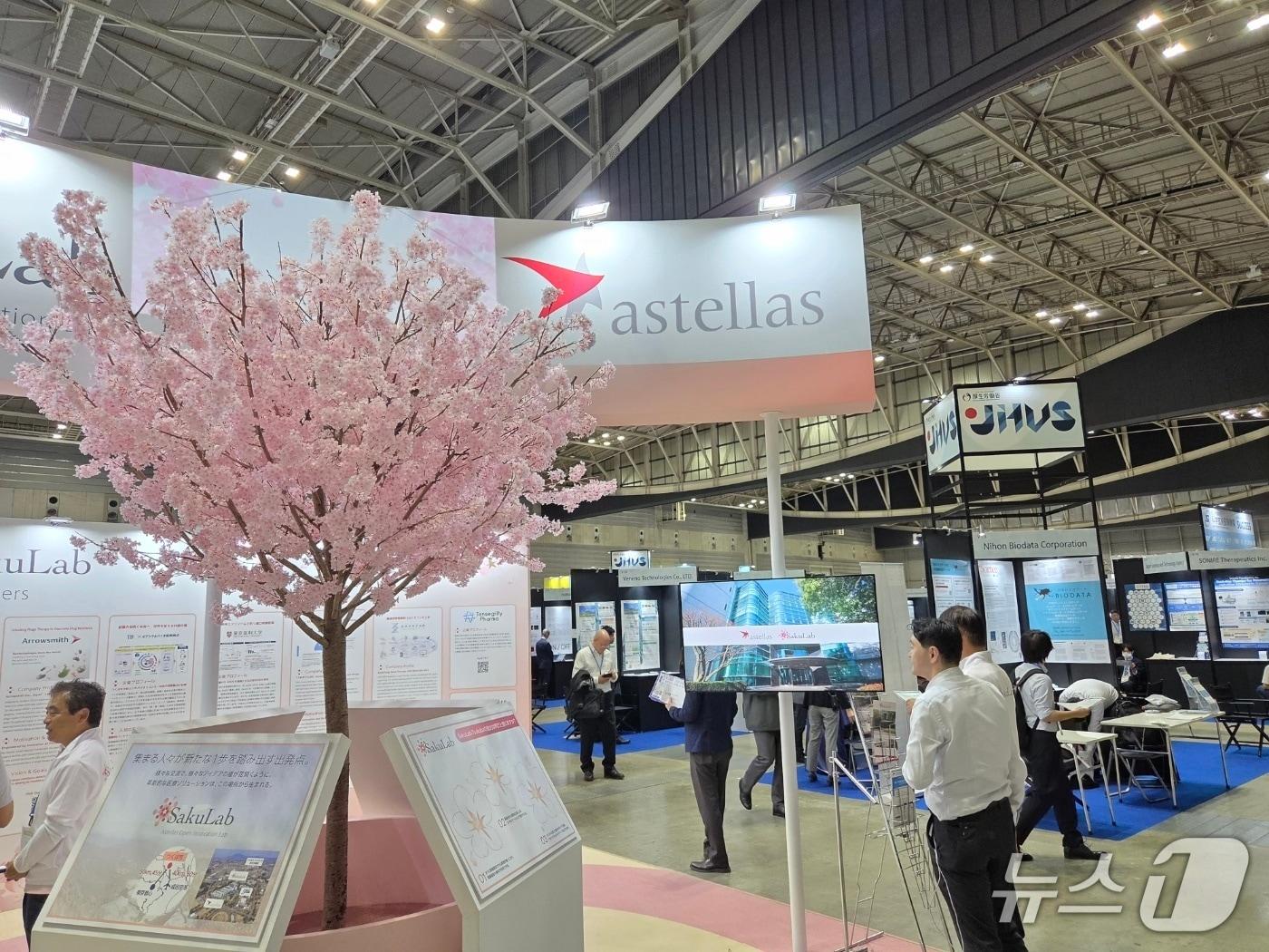 본문 이미지 - 일본 요코하마 파시피코 전시장에서 열린 &#39;바이오재팬 2025&#39;에 참관객이 홍보 부스를 둘러보고 있다. 2025. 10. 8/뉴스1 황진중 기자