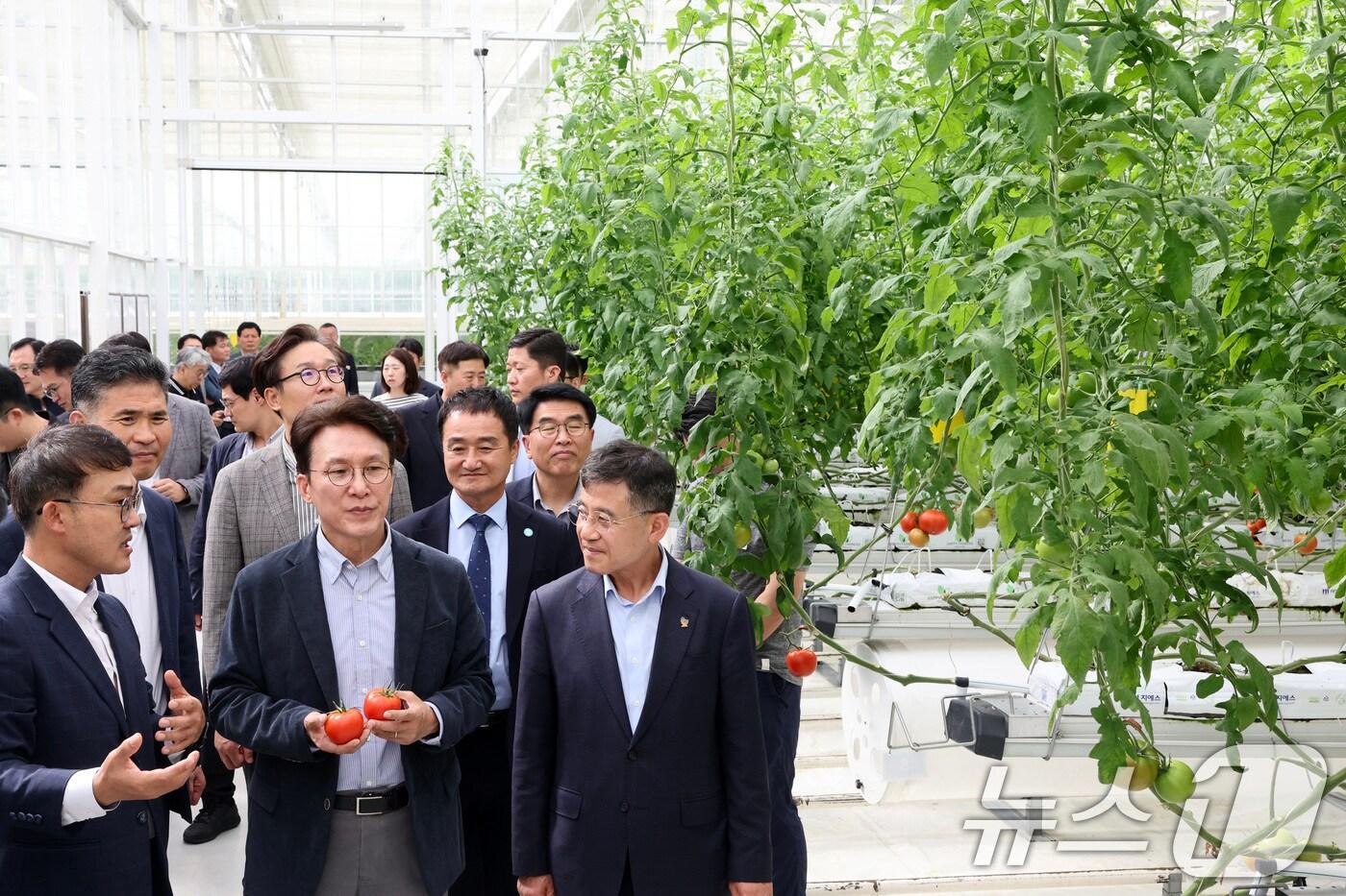 김민석 국무총리가 8일 오후 전북 김제시 소재 스마트팜 혁신밸리 일원을 방문해 운영상황을 점검하고 있다. &#40;국무총리실 제공. 재판매 및 DB 금지&#41; 2025.10.8/뉴스1