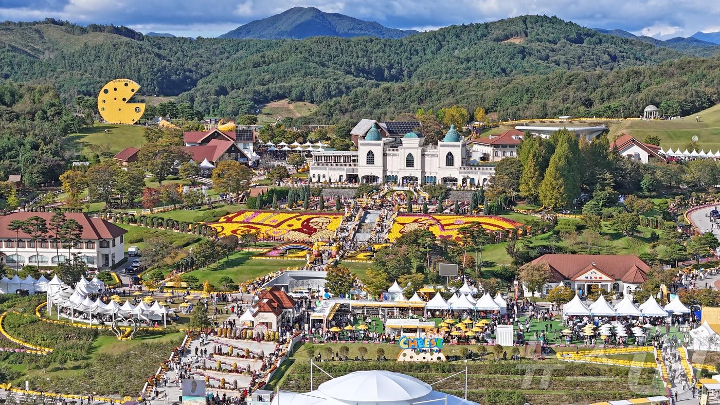 2025 임실N치즈축제 개막날인 8일 전북 임실군 치즈테마파크 일원에 마련된 행사장이 방문객들로 북적이고 있다. (임실군청 제공. 재판매 및 DB 금지) 2025.10.8/뉴스1 ⓒ News1 유경석 기자