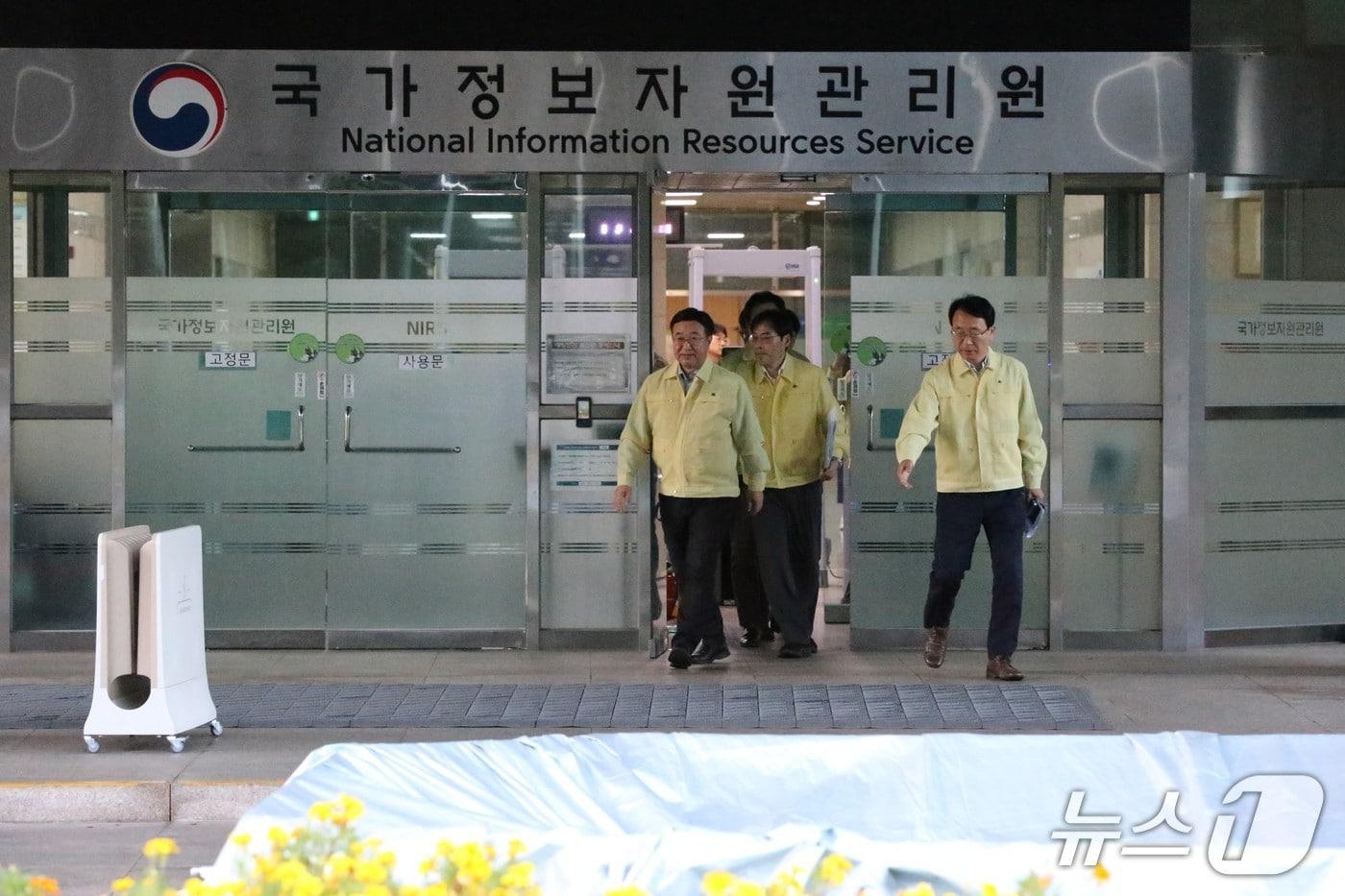 윤호중 장관이 8일 국정자원 화재 현장을 점검한 뒤 언론 브리핑을 위해 건물 외부로 나오고 있다.2025.10.8/뉴스1