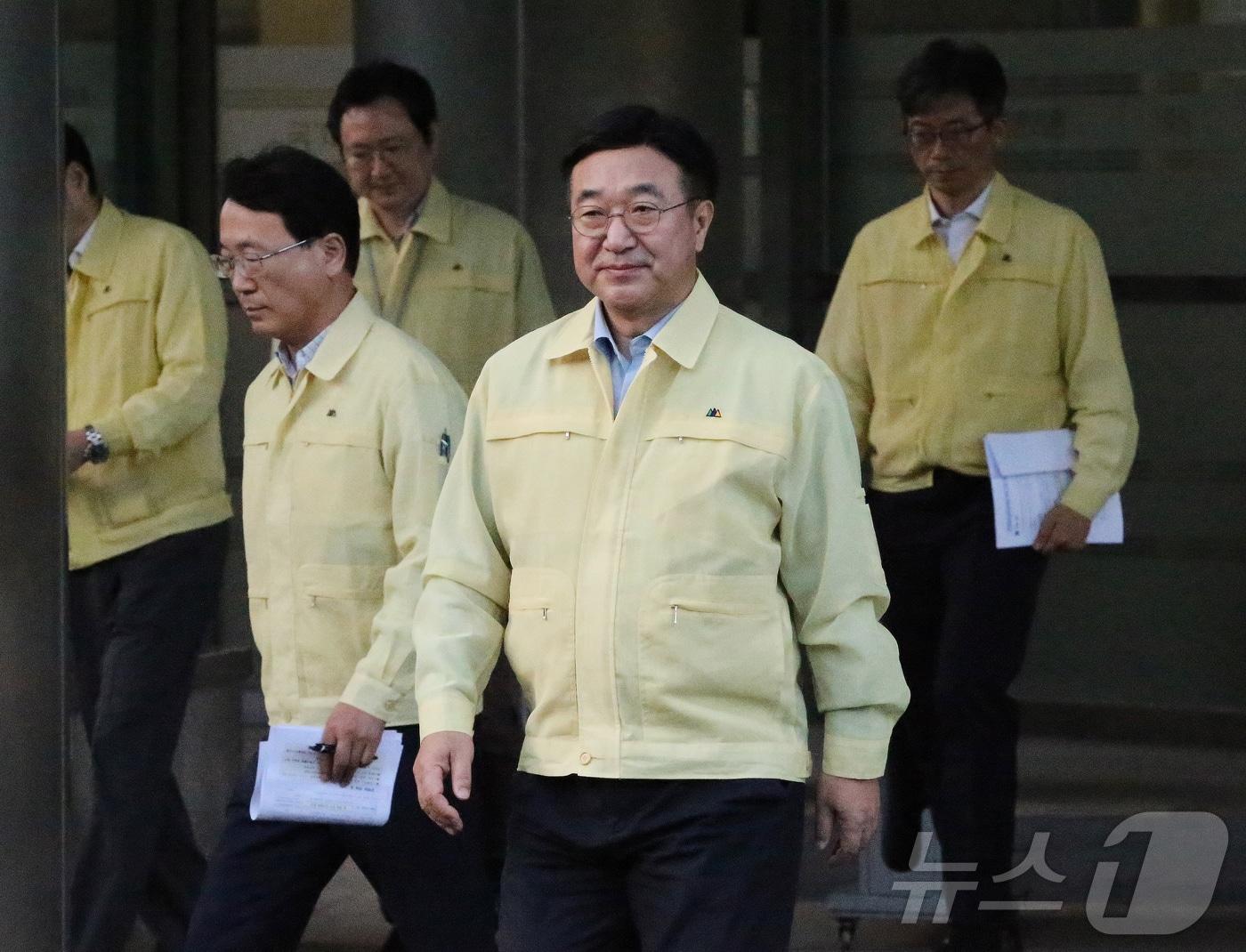 본문 이미지 - 윤호중 행정안전부 장관이 8일 오후 국가정보자원관리원 대전센터에서 행정정보시스템 복구현장을 점검을 마친 뒤 나서고 있다. 2025.10.8/뉴스1 ⓒ News1 김낙희 기자