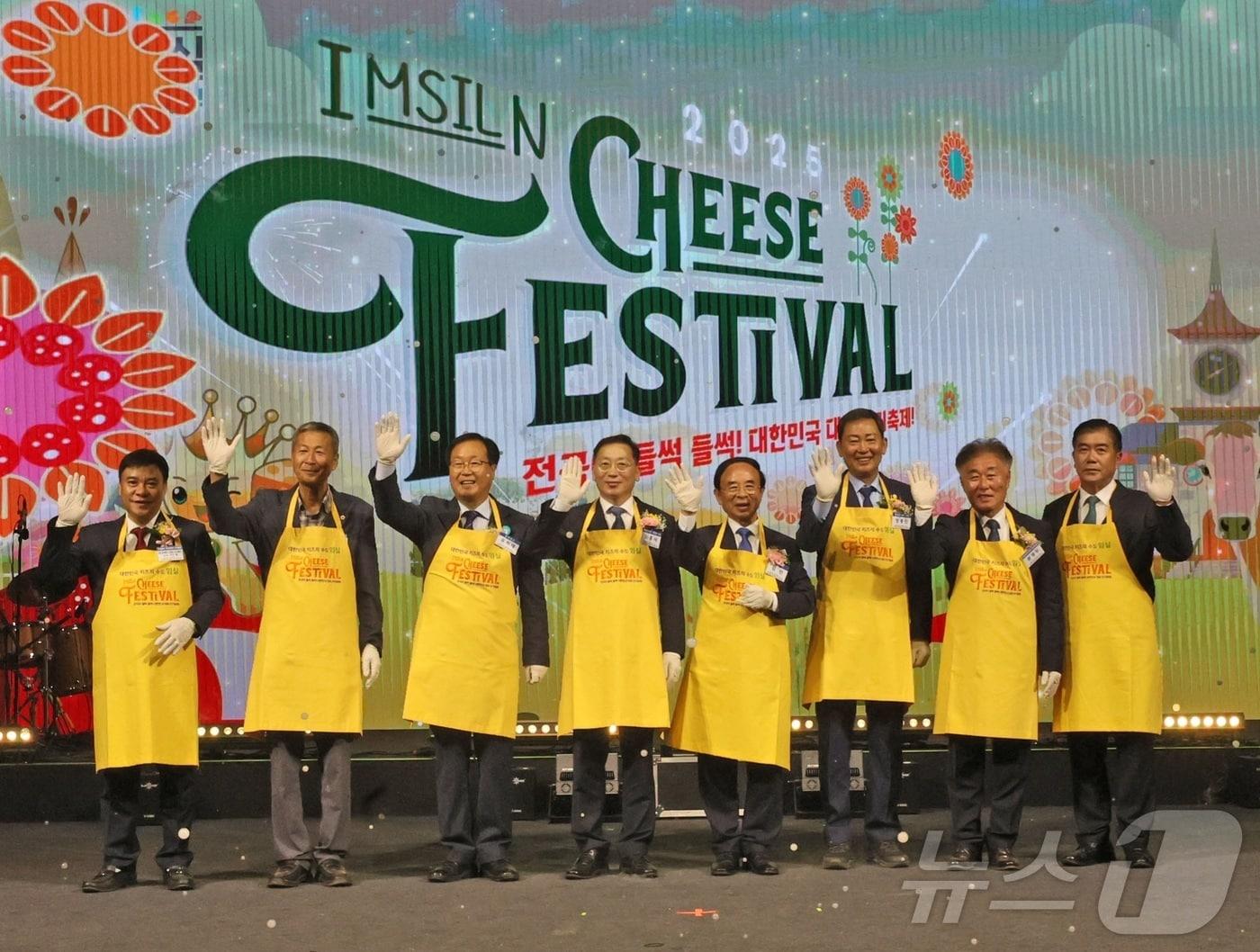 본문 이미지 - 심민 임실군수를 비롯한 관계자들이 8일 전북 임실군 치즈테마파크 일원에 열린 2025 임실N치즈축제 개막식에서 기념촬영을 하고 있다. &#40;임실군청 제공. 재판매 및 DB 금지&#41; ⓒ News1 유경석 기자