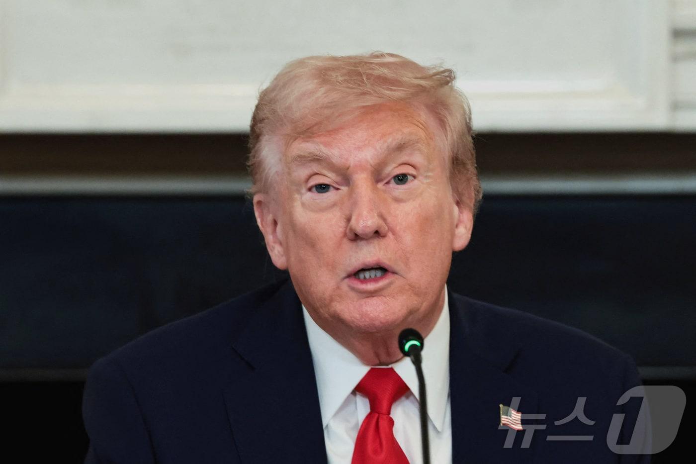 도널드 트럼프 미국 대통령이 8일&#40;현지시간&#41; 미국 워싱턴DC 백악관에서 반&#40;反&#41;파시스트 운동인 안티파&#40;ANTIFA&#41;에 대응하기 위한 회의를 주재하고 있다. 2025.10.08. ⓒ 로이터=뉴스1 ⓒ News1 류정민 특파원