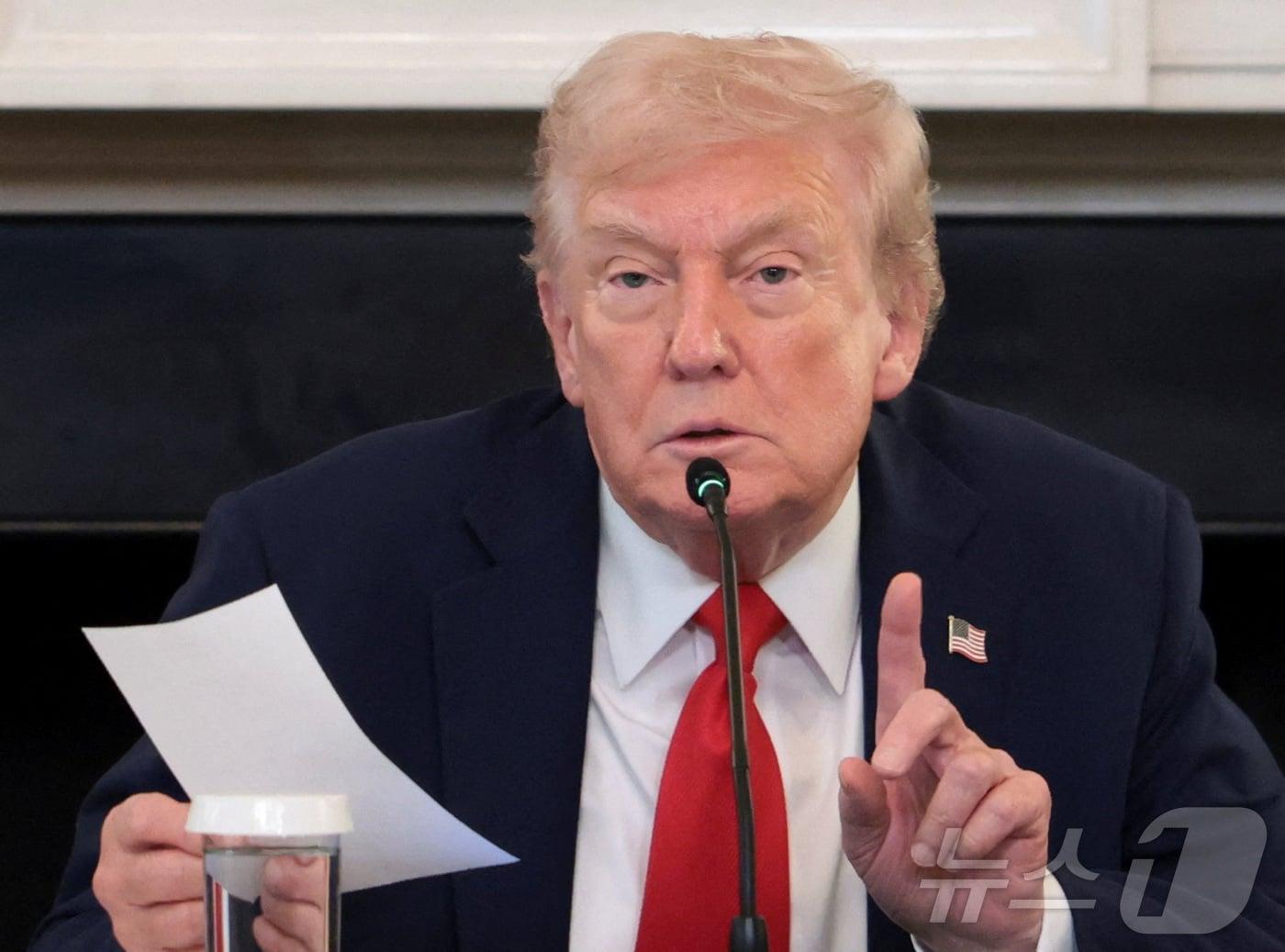 본문 이미지 - 도널드 트럼프 미국 대통령이 8일&#40;현지시간&#41; 미국 워싱턴DC 백악관에서 열린 안티파&#40;ANTIFA, 반파시스트운동&#41; 관련 원탁회의에서 마르코 루비오 국무부 장관으로부터 건네 받은 쪽지를 들고 있다. 트럼프는 해당 쪽지는 가자지구 전쟁 종전안 협상 타결이 임박했다는 내용이라고 밝혔다.  2025.10.08.ⓒ 로이터=뉴스1 ⓒ News1 류정민 특파원