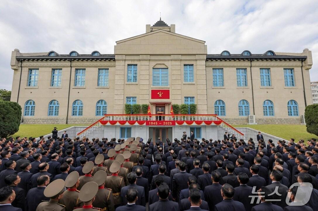 본문 이미지 - (평양 노동신문=뉴스1) =  북한 노동당 기관지 노동신문은 9일 김정은 당 총비서가 지난 8일 당창건사적관을 찾아 당 창건 80주년 기념연설을 했다고 보도했다. [국내에서만 사용가능. 재배포 금지. DB 금지. For Use Only in the Republic of Korea. Redistribution Prohibited] rodongphoto@news1.kr