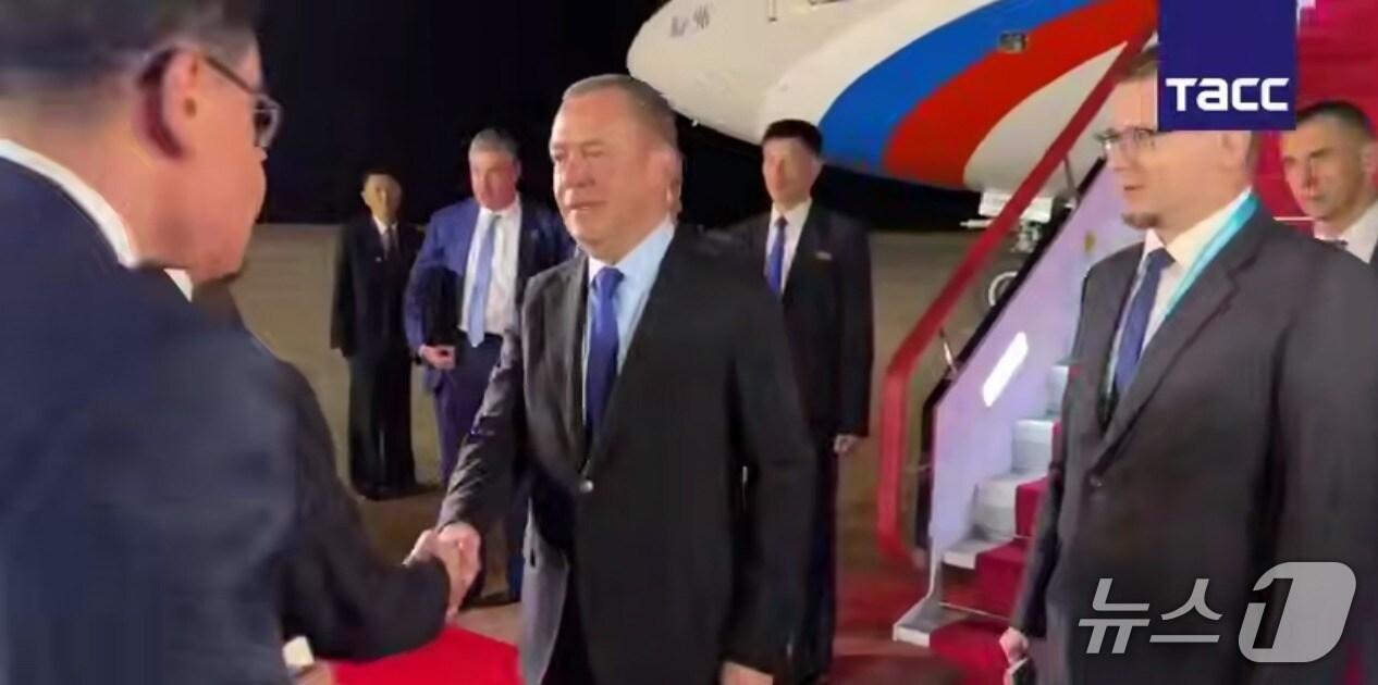 본문 이미지 - 드미트리 메드베데프 러시아 국가안보회의 부의장이 평양에 도착한 모습 .&#40;주북 러시아 대사관 텔레그램 갈무리&#41;