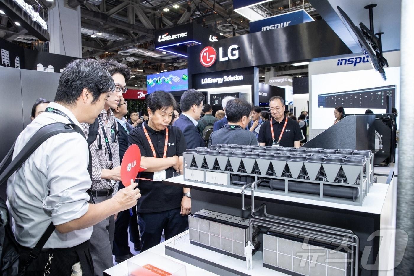 본문 이미지 - 관람객들이 평택 칠러공장 내 마련된 ‘AI 데이터센터 전용 테스트베드’ 축소 모형을 살펴보고 있는 모습. (LG전자 제공. 재판매 및 DB 금지)