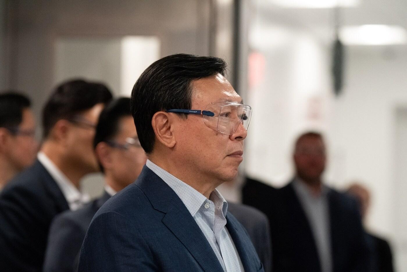 신동빈 롯데그룹 회장&#40;왼쪽 두번째&#41;이 5일 미국 뉴욕주에 위치한 롯데바이오로직스 시러큐스 바이오 캠퍼스를 찾아 지난 3월 ~.&#40;롯데그룹 제공&#41;