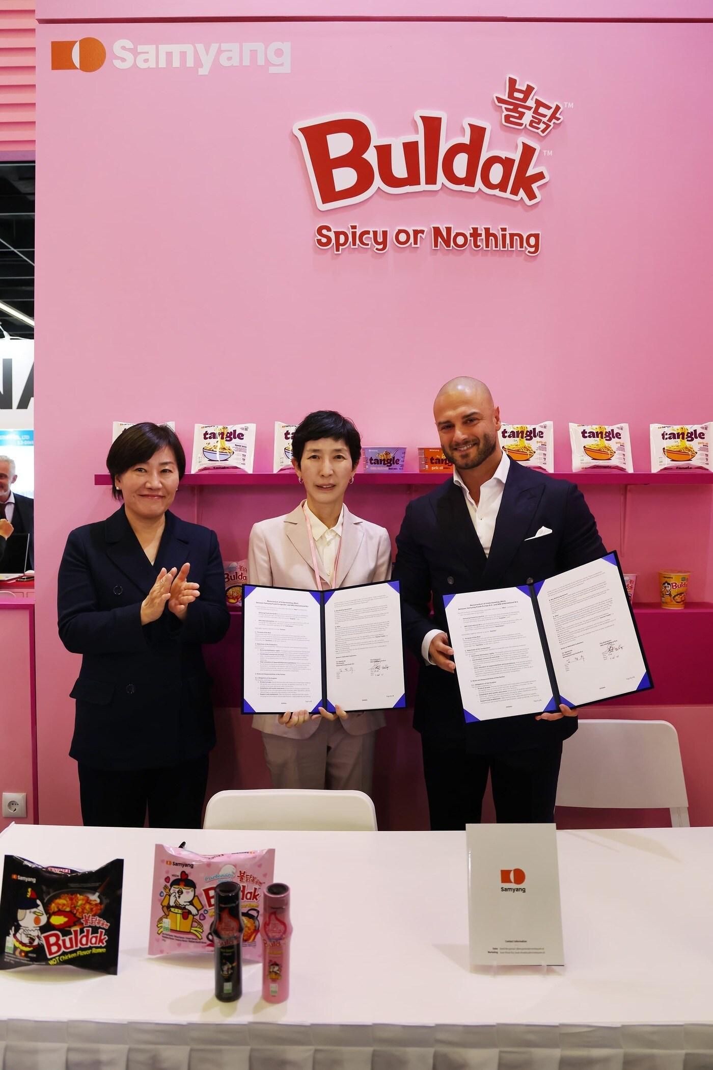 본문 이미지 - 4일(현지시각) 독일 쾰른에서 열린 세계 최대 식품 박람회 '아누가(ANUGA) 2025' 삼양식품 부스에서 (왼쪽부터) 송미령 농림축산식품부 장관, 김정수 삼양식품 부회장, Melik Bektaş SRG International 최고상업책임자(CCO)가 기념 촬영을 하고 있다. (삼양식품 제공)