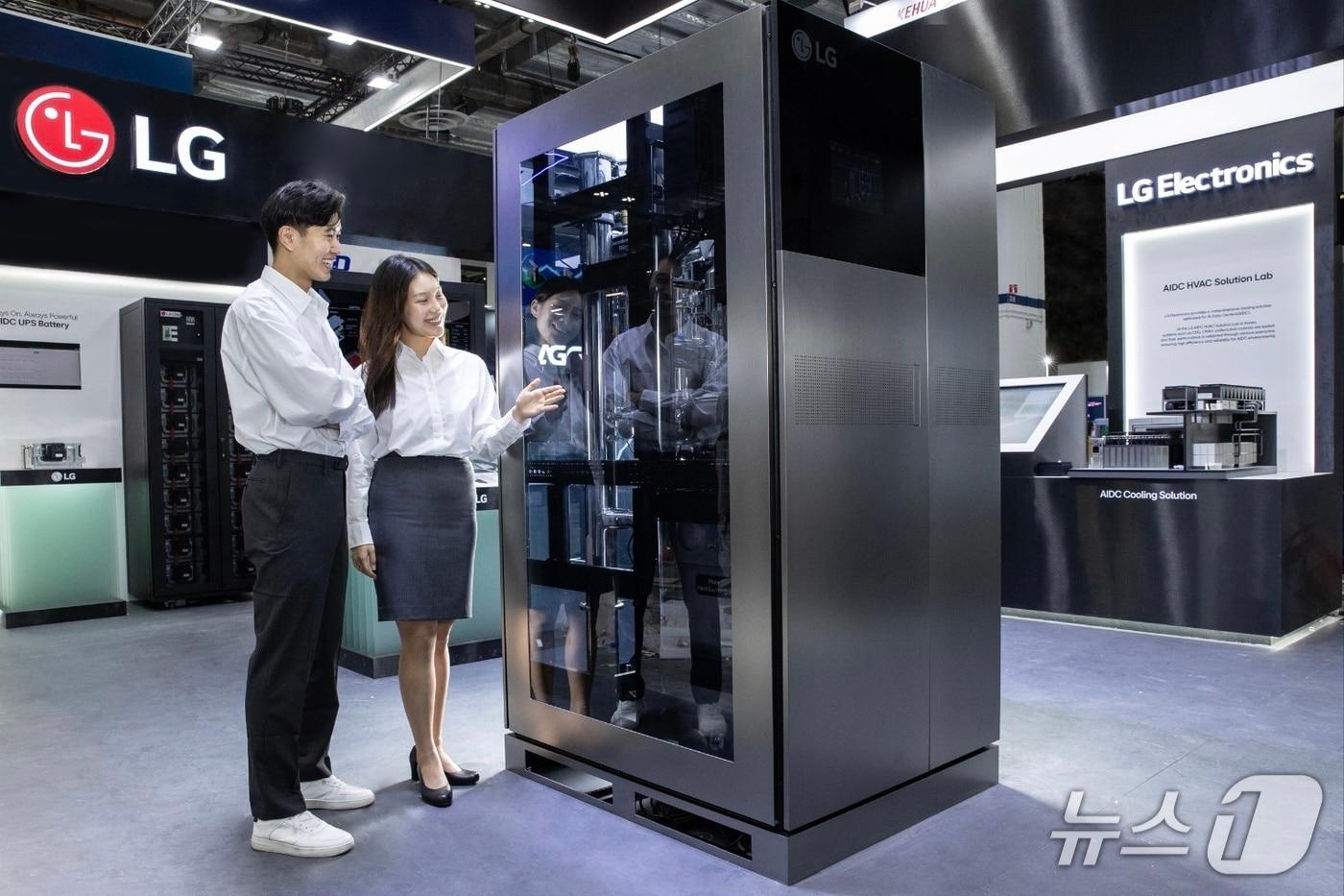 LG전자, LG CNS, LG에너지솔루션 3사가 지난 8일부터 이틀간 싱가포르에서 열린 &#39;데이터센터 월드 아시아 2025&#39;에서 &#39;원&#40;One&#41; LG&#39; 통합 설루션을 앞세워 참가한 가운데 3사 모델들이 LG전자 냉각수 분배 장치&#40;CDU&#41;를 소개하는 모습&#40;LG전자 제공&#41;. 2025.10.09.