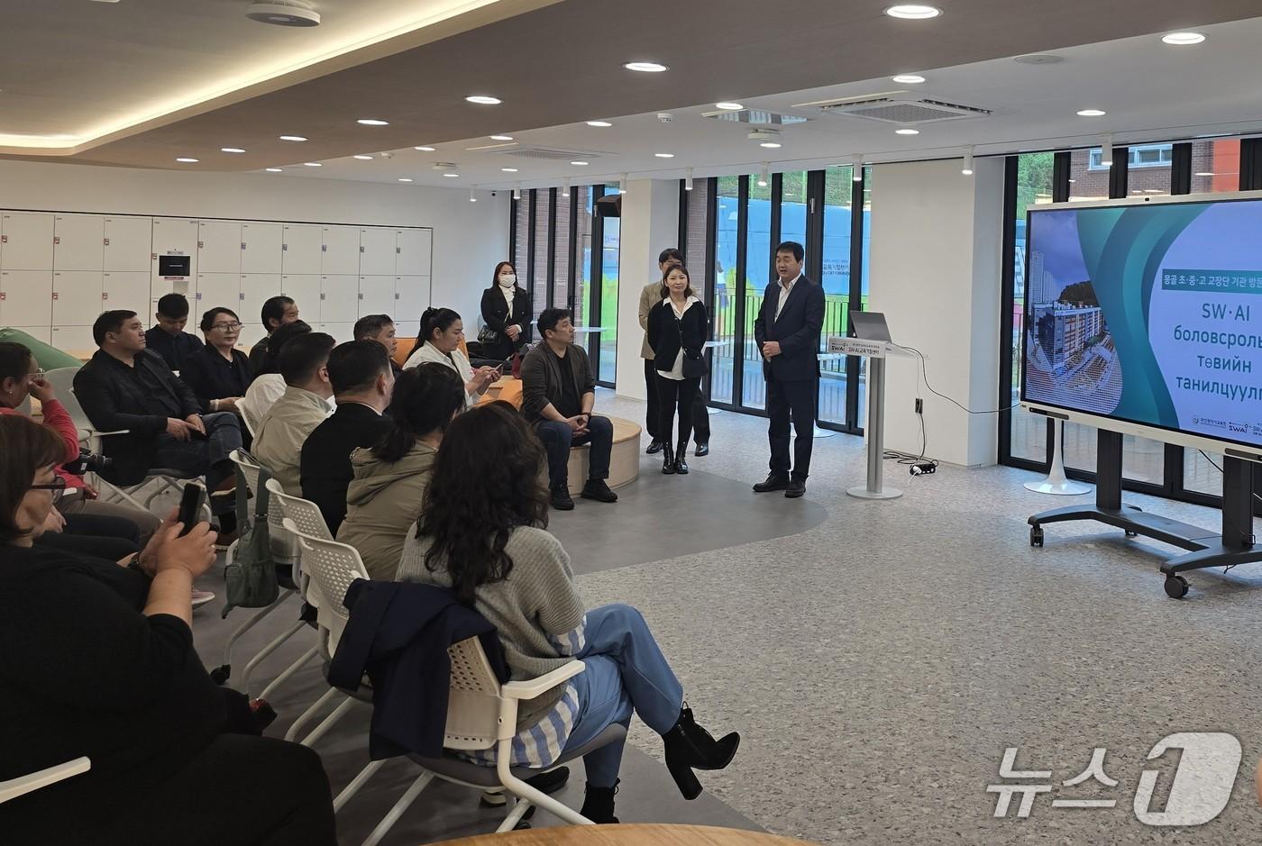 부산 SW‧AI교육거점센터에 몽골 초중고 교장단 방문 모습.&#40;부산시 교육청 제공. 재판매 및 DB금지&#41;
