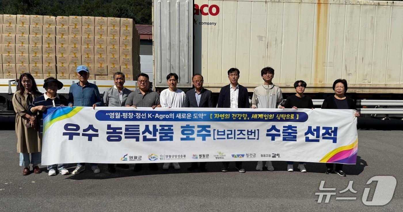강원 영월산업진흥원과 평창푸드통합지원센터, 정선협동조합 &#39;같이&#39;가 최근 지역 모처에서 농특산품을 호주 브리즈번으로 공동 수출하기 위한 화물 선적 절차에 나선 모습. &#40;정선군 제공. 재판매 및 DB금지&#41; 2025.10.9/뉴스1