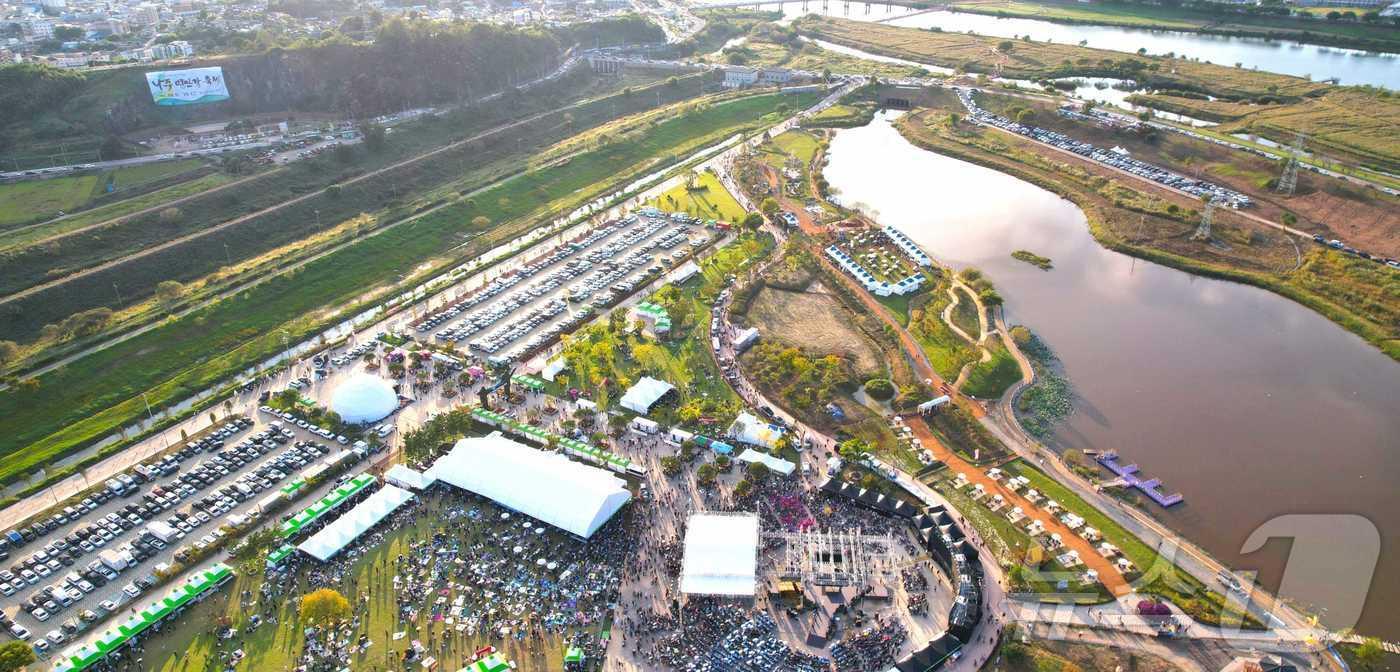 나주영산강축제가 펼쳐지고 있는 영산강정원 전경.&#40;나주시 제공. 재배포 및 DB 금지&#41; 2025.10.9/뉴스1