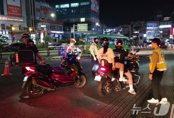 본문 이미지 - 경찰이 오토바이 운전자를 상대로 검문을 하고 있다. /뉴스1 ⓒ News1 이시우 기자