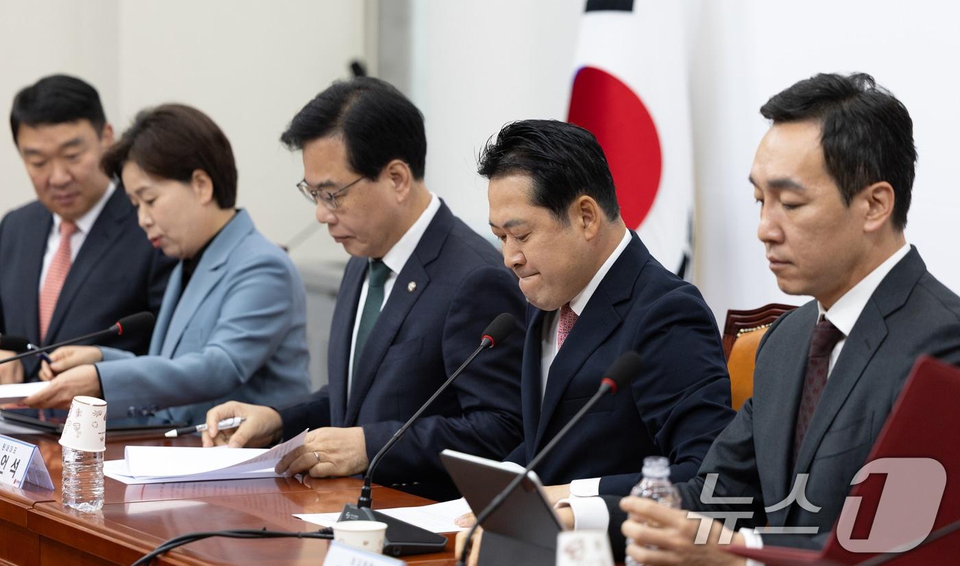 장동혁 국민의힘 대표가 9일 서울 여의도 국회에서 열린 최고위원회의에 참석하고 있다. 2025.10.9/뉴스1 ⓒ News1 이승배 기자