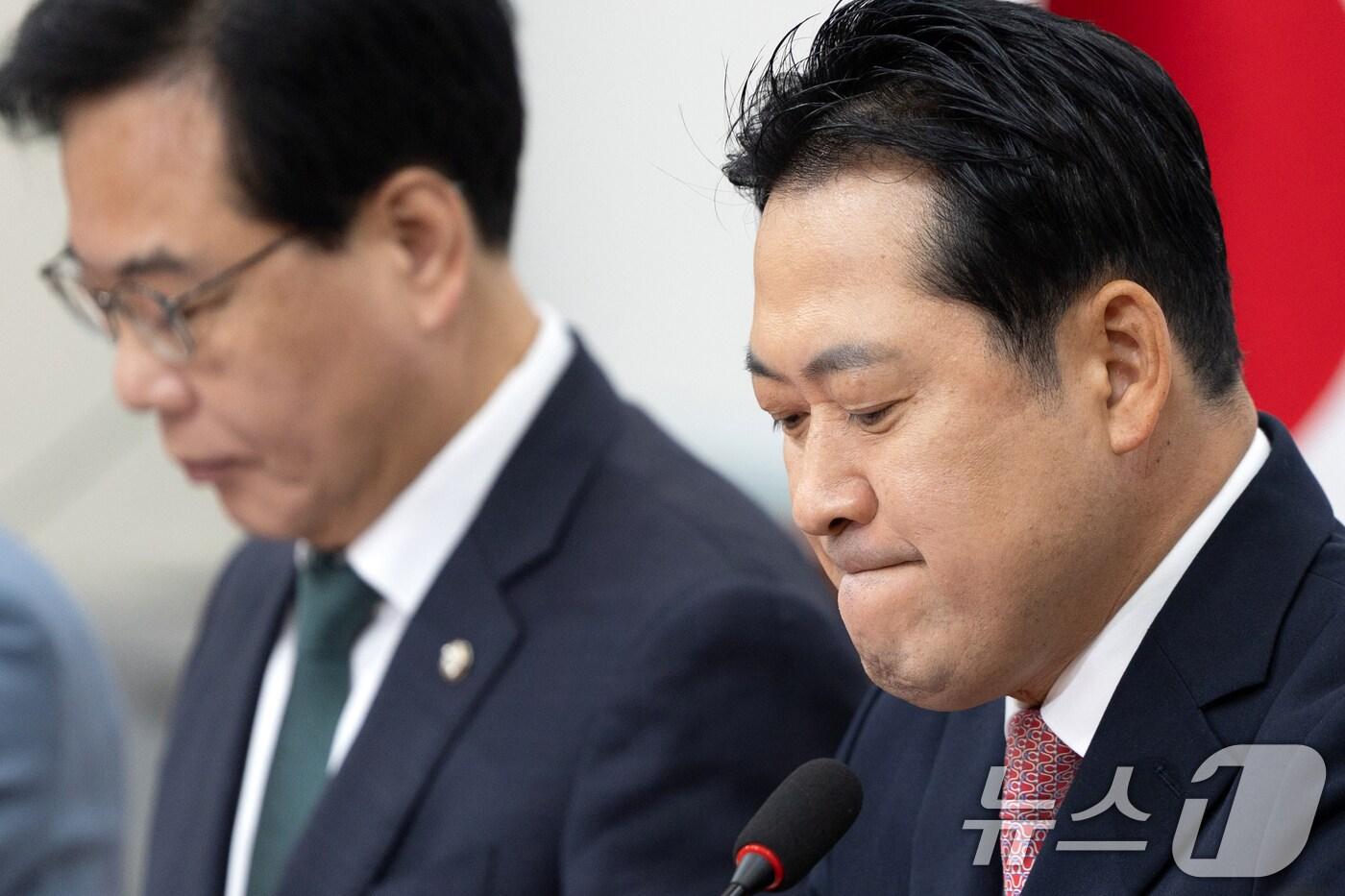 장동혁 국민의힘 대표가 9일 서울 여의도 국회에서 열린 최고위원회의에 참석하고 있다. 2025.10.9/뉴스1 ⓒ News1 이승배 기자