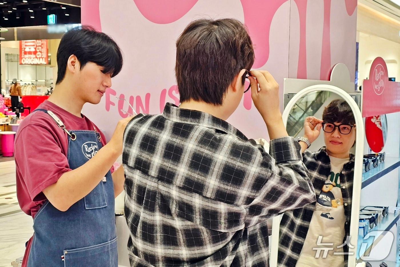 신세계백화점 센텀시티를 찾은 고객들이 리끌로우 제품을 둘러보고 있다.&#40;신세계 센텀시티 제공 .재판매 및 DB 금지&#41;