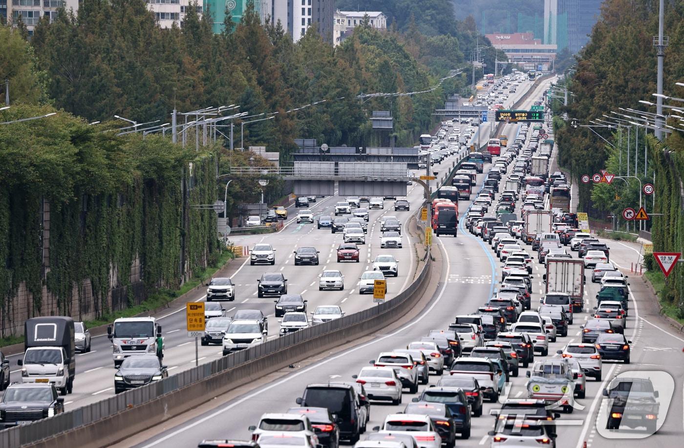 연휴 마지막 날이자 한글날인 9일 오전 서울 서초구 잠원IC 인근 경부고속도로에서 차량들이 서행하고 있다. 한국도로공사에 따르면 이날 오전 9시 기준 지방 주요 도시에서 출발해 서울 도착까지 걸리는 시간은 울산 5시간 30분, 부산 6시간 40분, 대구 4시간 50분, 대전 1시간 50분, 광주 4시간 10분 등이다. 2025.10.9/뉴스1 ⓒ News1 구윤성 기자