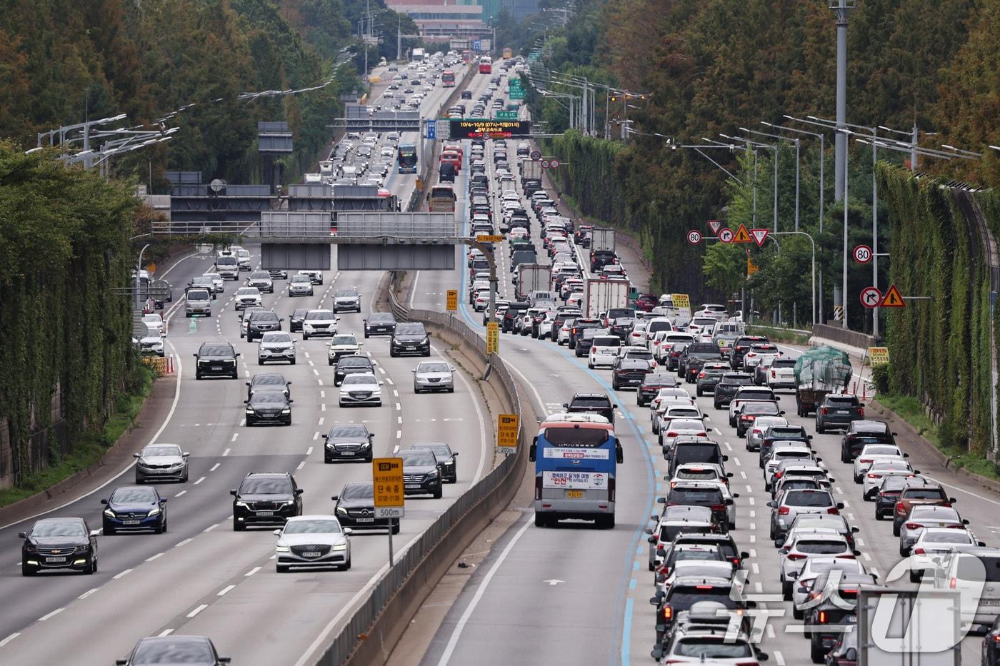 연휴 마지막 날이자 한글날인 9일 오전 서울 서초구 잠원IC 인근 경부고속도로에서 차량들이 서행하고 있다. 2025.10.9/뉴스1 ⓒ News1 구윤성 기자
