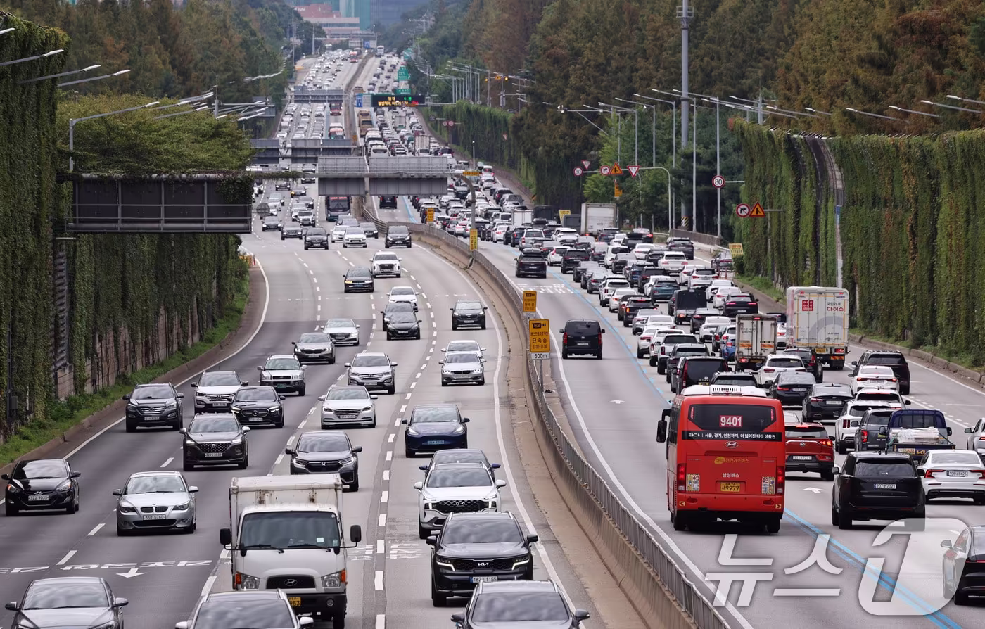 27일 보험업계에 따르면 금융감독원은 최근 손해보험사들에 운전자보험 변호사 선임비용 담보의 기초서류&#40;약관·요율서 등&#41;를 변경하고, 특약에 가입자 자기부담률 50%를 포함하라고 권고했다. 사진은 서울 서초구 잠원IC 인근 경부고속도로에서 차량들이 서행하고 있다. 2025.10.9/뉴스1 ⓒ News1 구윤성 기자