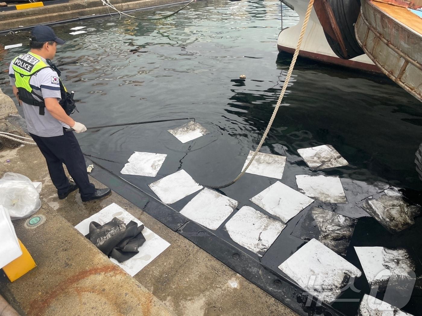 본문 이미지 - 여수 국동항 해상에 폐유 유출 &#40;여수해경 제공. 재배포 및 DB 금지&#41;