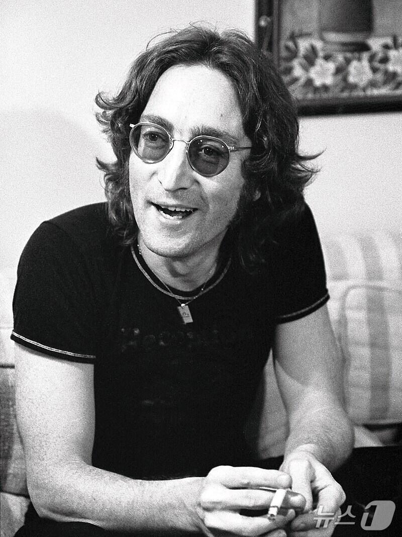 본문 이미지 - 비틀스의 전 멤버 존 레넌. (출처=UCLA Library/위키피디아) /뉴스1