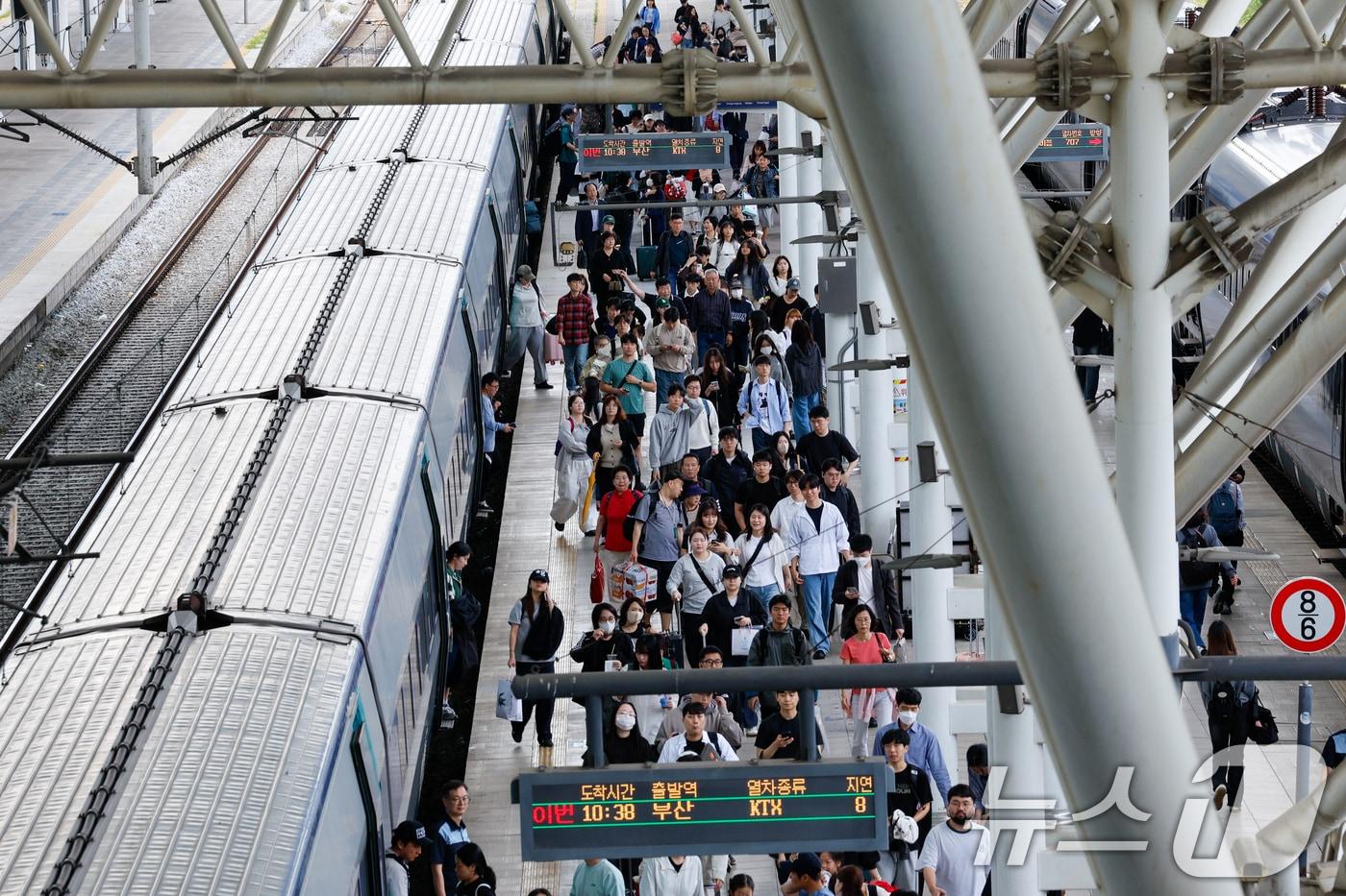 추석연휴 마지막 날이자 한글날인 9일 서울역에서 귀경객들이 일상으로 발걸음을 옮기고 있다. 2025.10.9/뉴스1 ⓒ News1 안은나 기자