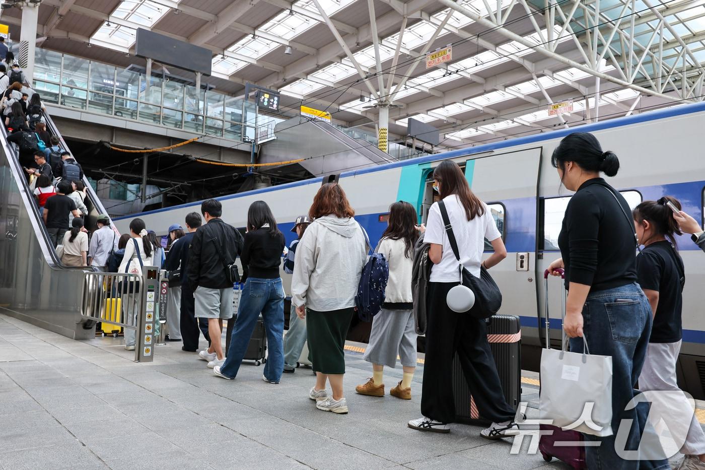 추석연휴 마지막 날이자 한글날인 9일 서울역에서 귀경객들이 일상으로 발걸음을 옮기고 있다. 2025.10.9/뉴스1 ⓒ News1 안은나 기자