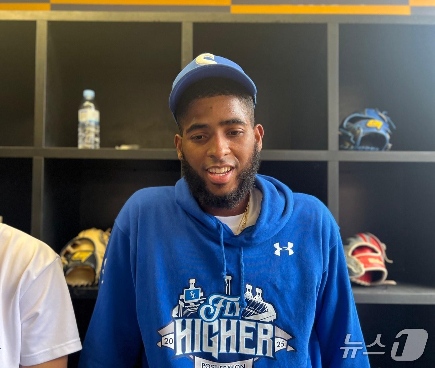 본문 이미지 - 삼성 라이온즈 외국인 타자 르윈 디아즈가 9일 열리는 SSG 랜더스와 준플레이오프 1차전을 앞두고 취재진의 질문에 답하고 있다. 2025.10.9/뉴스1 ⓒ News1 이상철 기자