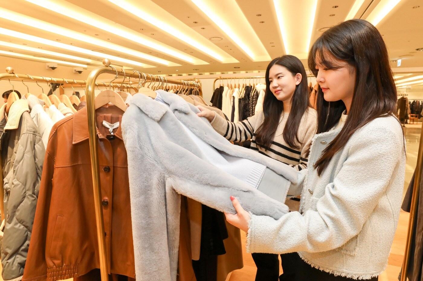 현대백화점을 찾은 고객이 겨울 의류 제품을 살펴보고 있는 모습.&#40;현대백화점 제공&#41;