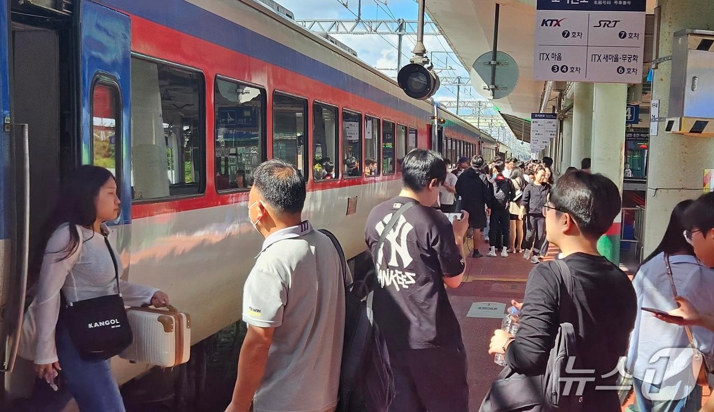 귀경객으로 북적이는 전주역 승강장. 2025.10.9/뉴스1 신준수 기자