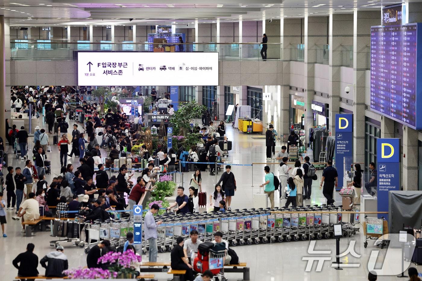추석 연휴 마지막날인 9일 오후 인천국제공항 입국장이 여행객들로 북적이고 있다. 인천공항공사에 따르면 이번 추석 연휴 동안 인천공항 이용 승객은 약 245만 3천명으로 예상, 지난해 동기 대비 11.5% 증가한 22만 3천 명 수준이다. 2025.10.9/뉴스1 ⓒ News1 황기선 기자