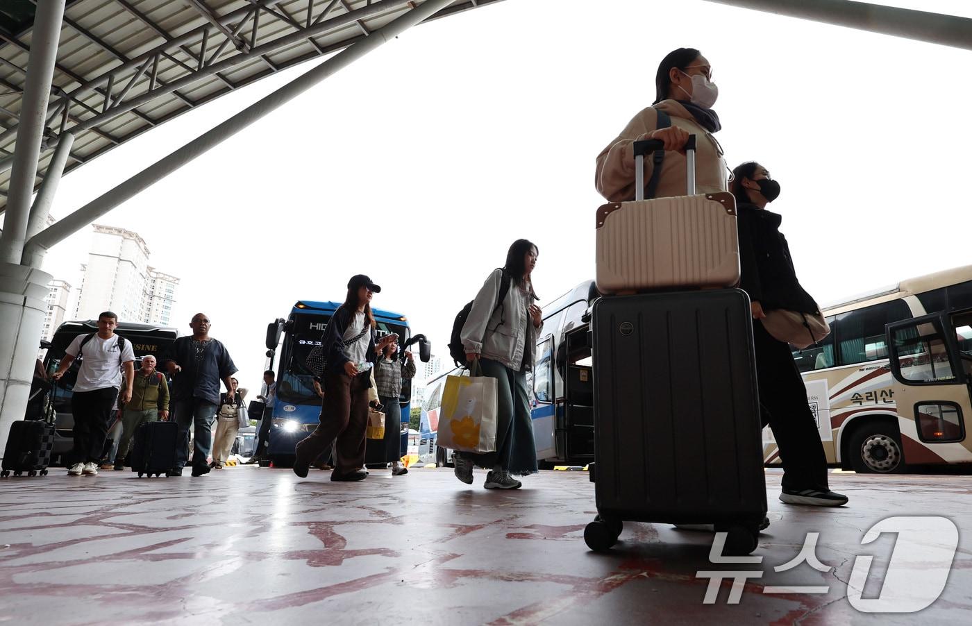 연휴 마지막 날이자 한글날인 9일 서울 서초구 강남고속버스터미널에서 귀경객들이 버스에서 내려 이동하고 있다. 2025.10.9/뉴스1 ⓒ News1 구윤성 기자