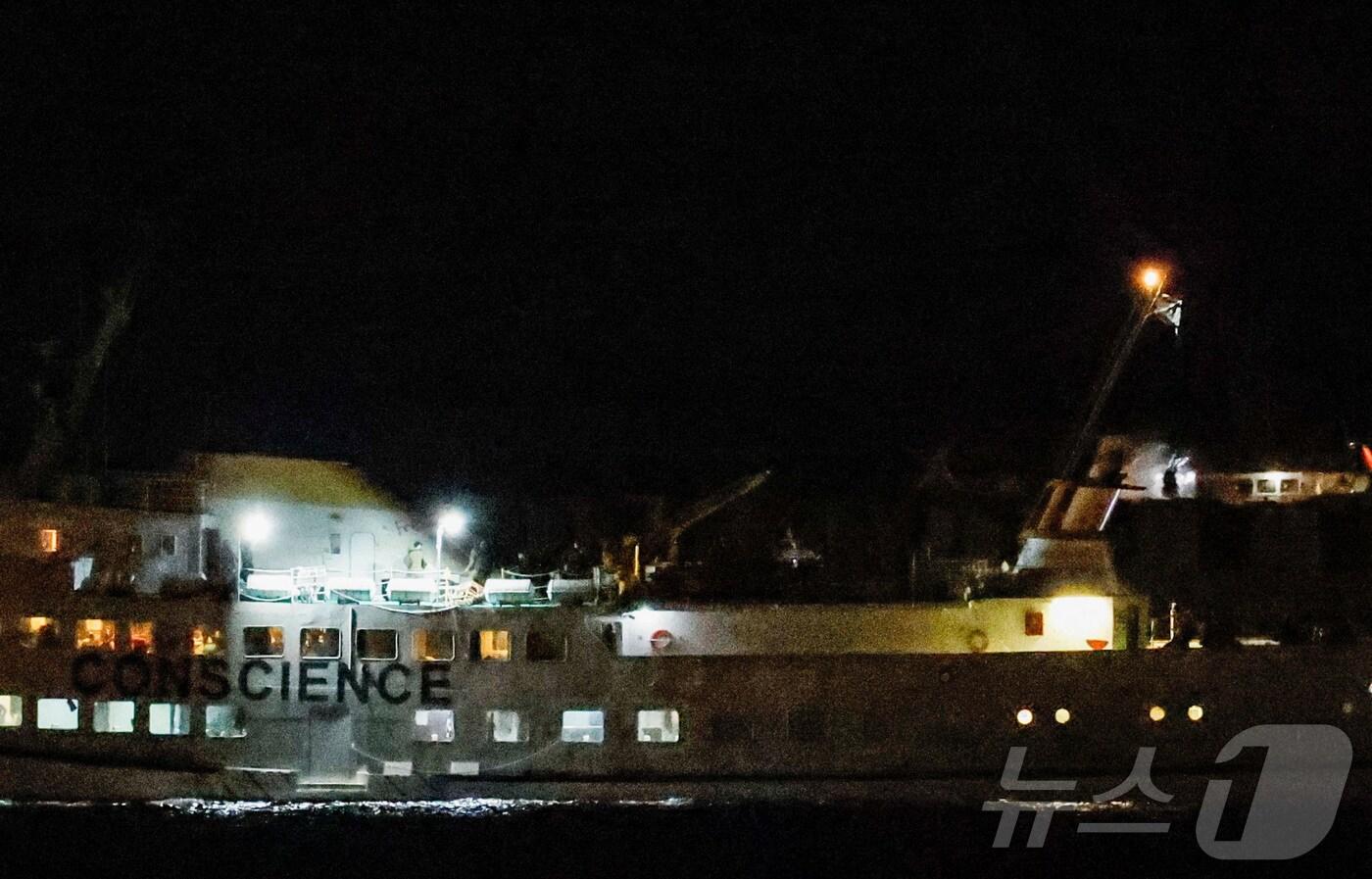 지난 8일&#40;현지시간&#41;  &#39;자유 소함대 연합&#39;&#40;FFC&#41; 소속 선박이 이스라엘 선박의 호위를 받으며 이스라엘 남부의 아쉬도드 항구로 향하고 있다. 2025.10.09 ⓒ 로이터=뉴스1