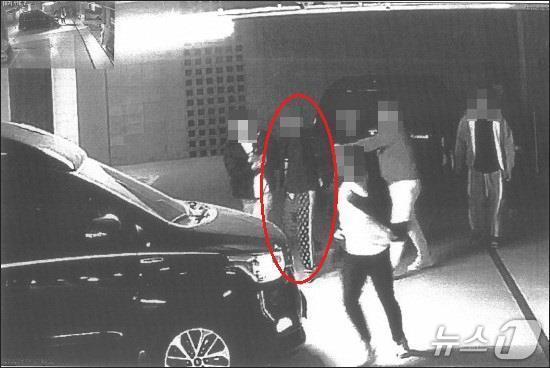 본문 이미지 - &#39;신남부동파&#39; 조직원들이 탈퇴한 조직원을 감금·폭행하는 장면. 2025.08.14/뉴스1