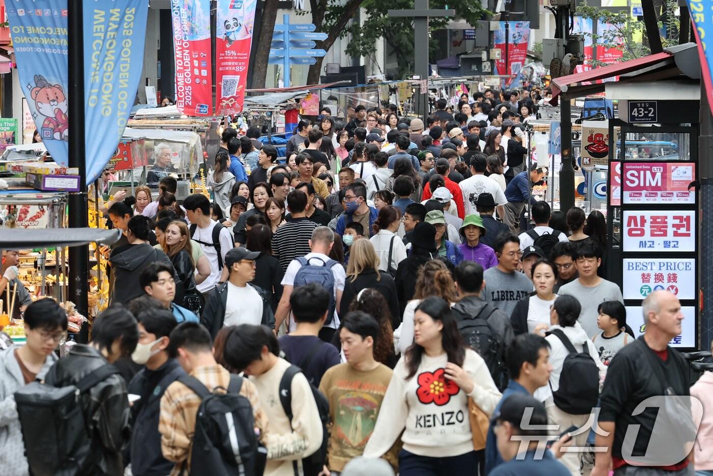추석 연휴 마지막 날인 9일 오후 서울 중구 명동이 나들이 나온 시민들로 붐비고 있다. 2025.10.9/뉴스1 ⓒ News1 이광호 기자