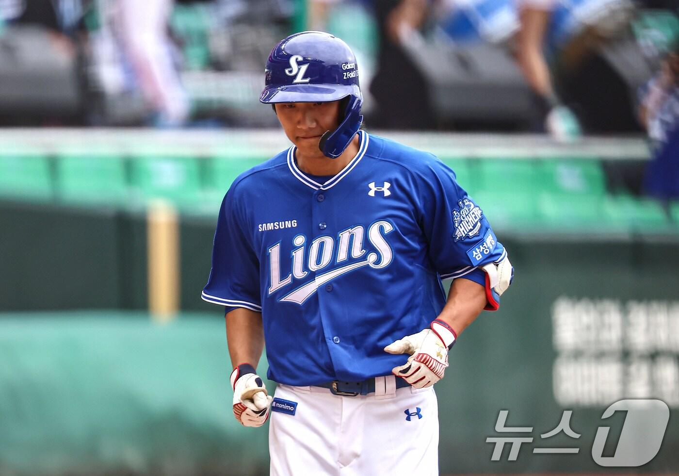 9일 오후 인천 SSG 랜더스필드에서 열린 프로야구 2025 신한 SOL뱅크 KBO 준플레이오프 1차전 삼성 라이온즈와 SSG 랜더스의 경기, 삼성 이재현이 1회초 선두타자로 나서 홈런을 치고 홈으로 들어오고 있다. 2025.10.9/뉴스1 ⓒ News1 김도우 기자