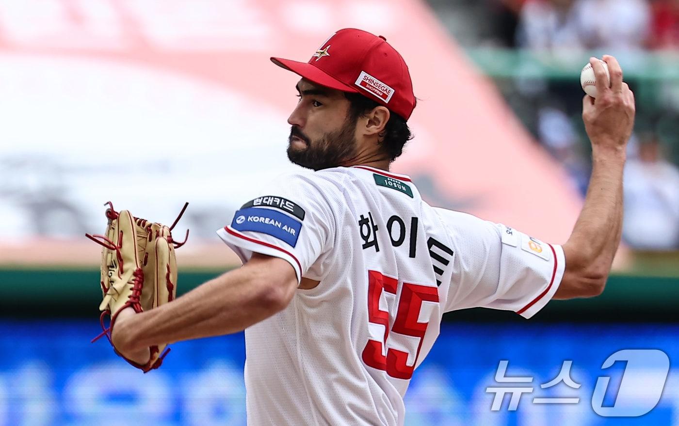 9일 오후 인천 SSG 랜더스필드에서 열린 프로야구 2025 신한 SOL뱅크 KBO 준플레이오프 1차전 삼성 라이온즈와 SSG 랜더스의 경기, SSG 선발투수 화이트가 1회초 등판해 역투하고 있다. 2025.10.9/뉴스1 ⓒ News1 김도우 기자