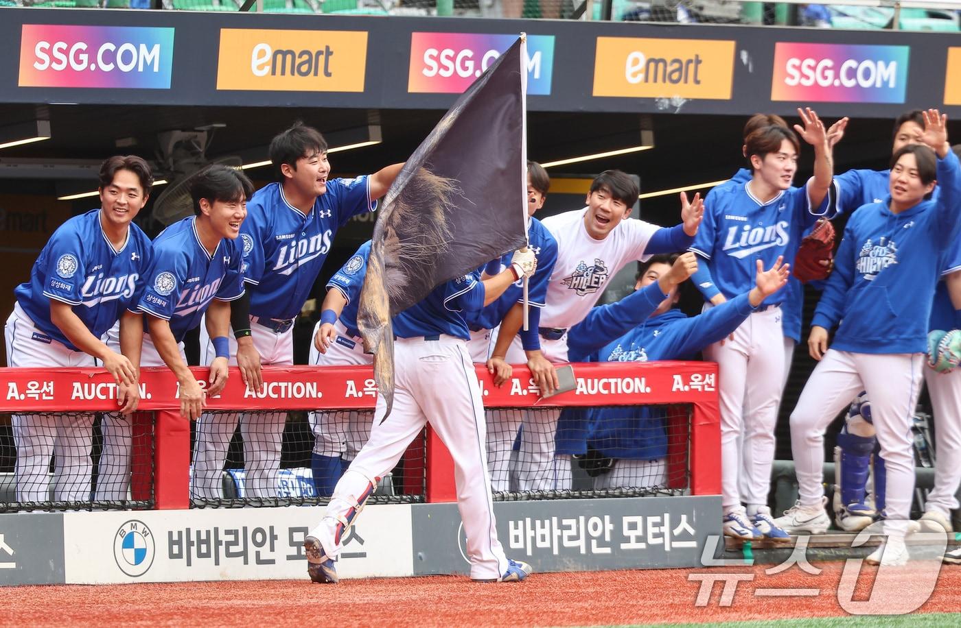 9일 오후 인천 SSG 랜더스필드에서 열린 프로야구 2025 신한 SOL뱅크 KBO 준플레이오프 1차전 삼성 라이온즈와 SSG 랜더스의 경기, 삼성 이재현이 1회초 선두타자로 나서 솔로홈런을 친 후 더그아웃에서 동료들과 기쁨을 나누고 있다. 2025.10.9/뉴스1 ⓒ News1 김도우 기자