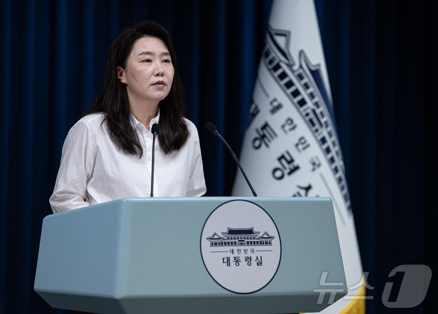 본문 이미지 - 강유정 대통령실 대변인이 9일 서울 용산 대통령실 청사에서 이스라엘이 나포한 선박에 탑승 중이었던 우리 국민과 관련한 브리핑을 하고 있다. 2025.10.9/뉴스1 ⓒ News1 이재명 기자