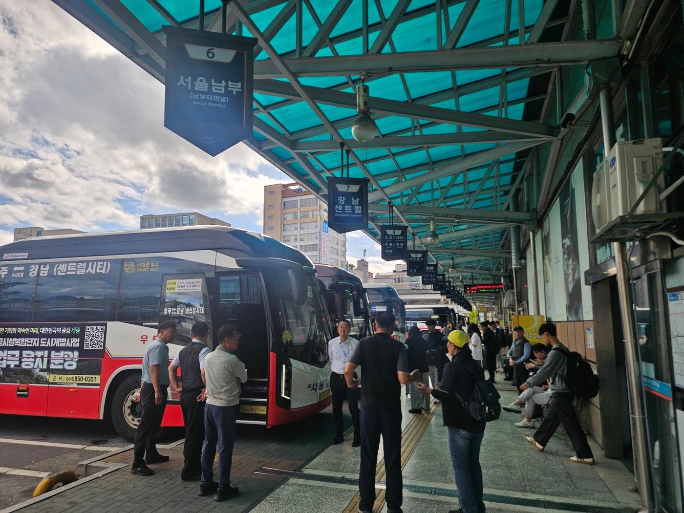본문 이미지 - 추석 연휴가 끝나는 9일 청주 시외버스터미널에 귀경길에 오르는 시민들이 승차를 기다리고 있다.2025.10.9/뉴스1 이재규 기자