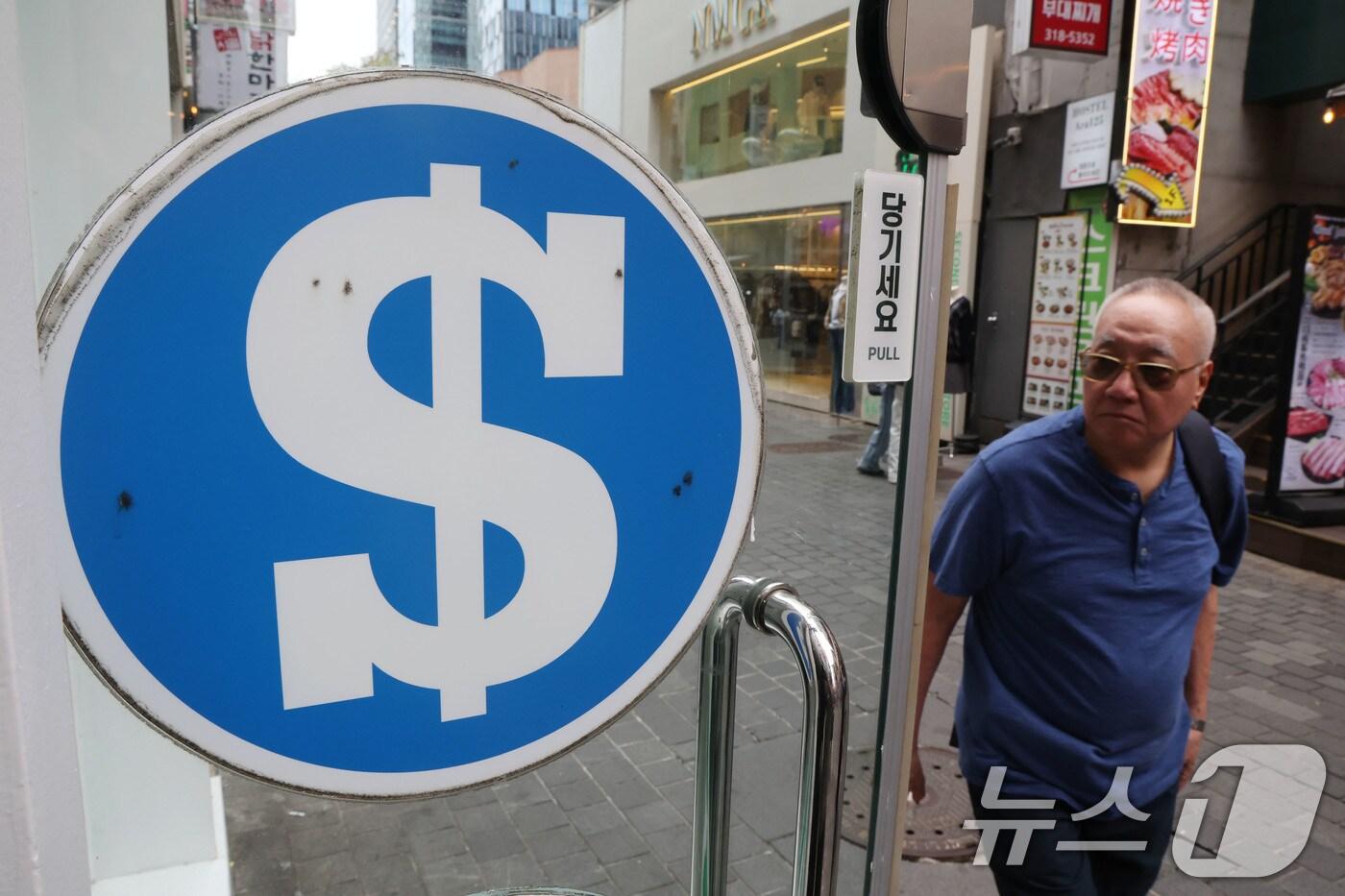 한미 관세 협상 장기화로 원·달러 환율이 급등락을 반복하며 1400원 선을 이어가고 있는 9일 서울 중구 명동 환전소 앞을 관광객들이 지나가고 있다. 지난주 평균 환율은 1403.33원으로 지난 5월 12∼16일&#40;주간 평균 환율 1405.86 원&#41; 이후 약 넉 달 반 만에 1400원대로 복귀했다. 2025.10.9/뉴스1 ⓒ News1 이광호 기자