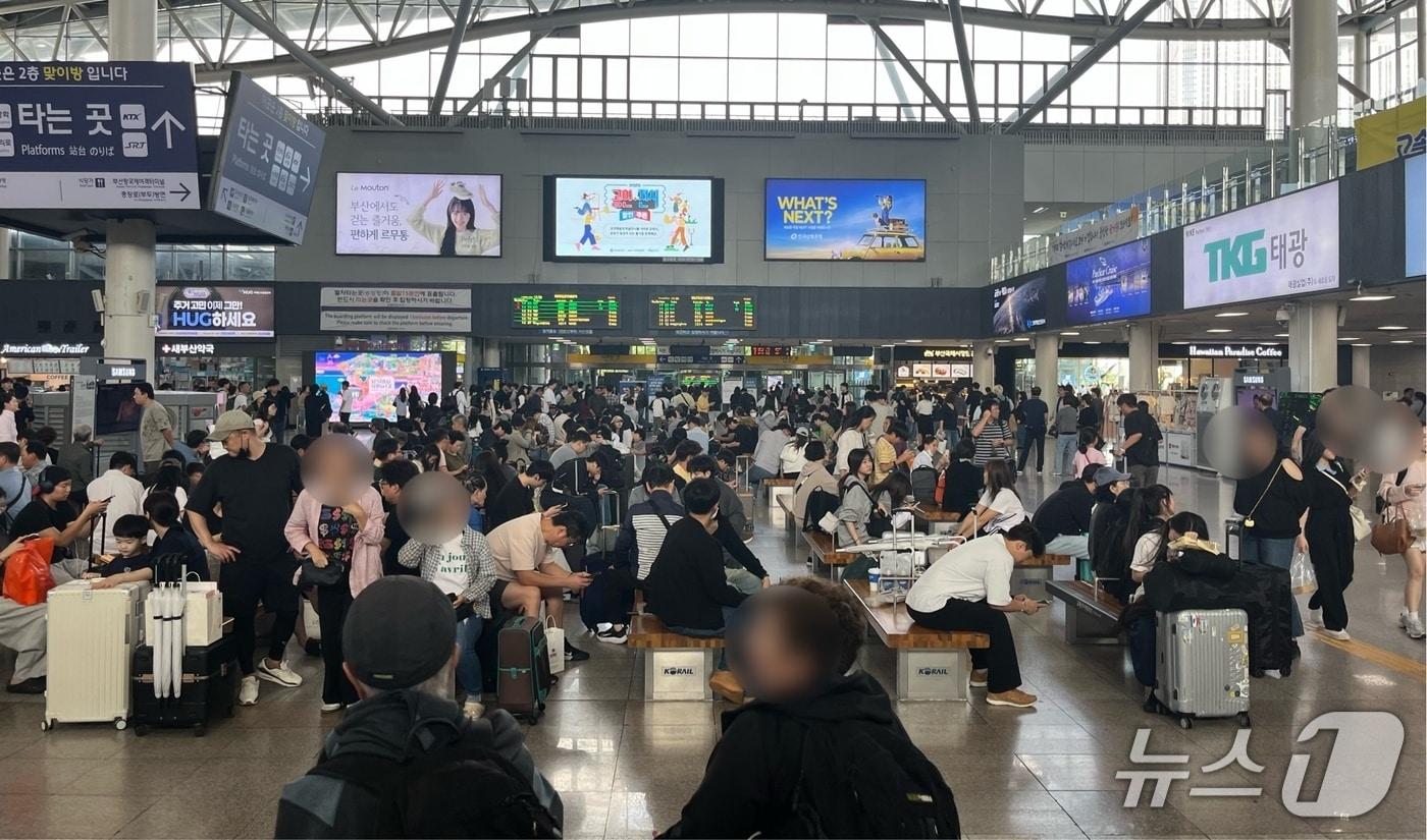 9일 오후 부산역 2층 대합실이 귀경객들과 그 일행으로 북적이고 있다.2025.10.9/뉴스1 ⓒ News1 장광일 기자