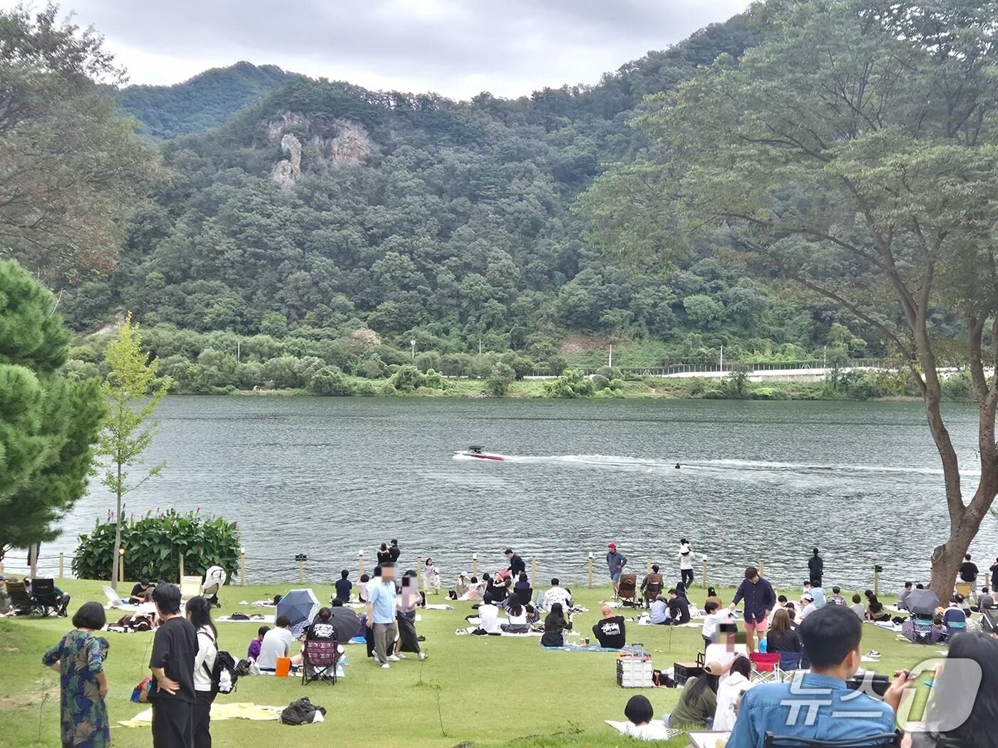 본문 이미지 -  추석 연휴 마지막 날인 9일 경기 남양주시 한 카페 잔디 밭에서 시민들이 북한강을 바라보며 휴일을 보내고 있다.2025.10.09/뉴스1 양희문 기자