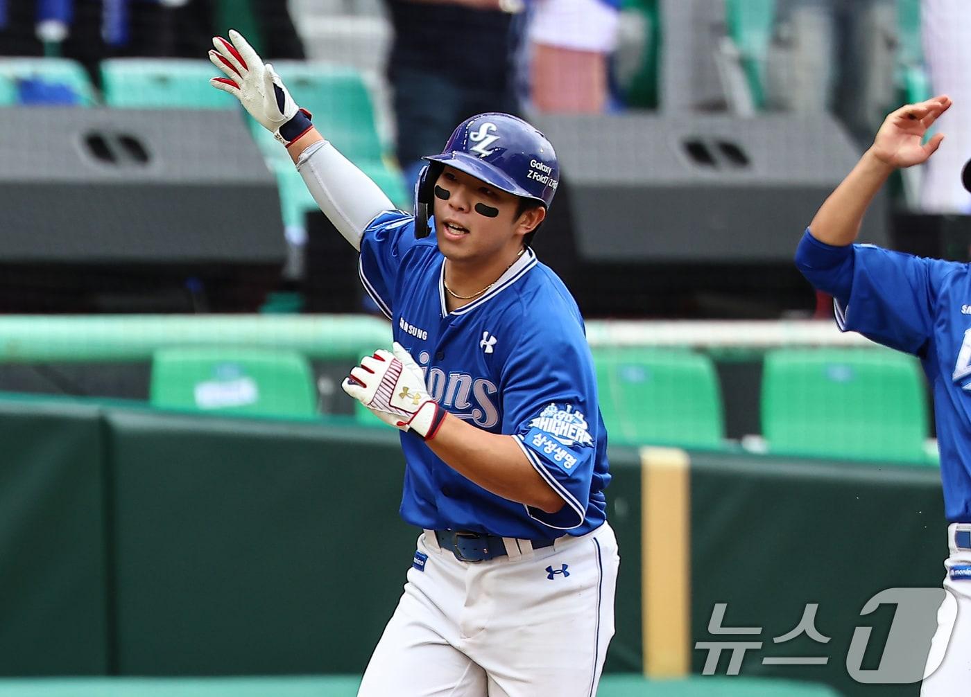 본문 이미지 - 9일 오후 인천 SSG 랜더스필드에서 열린 프로야구 2025 신한 SOL뱅크 KBO 준플레이오프 1차전 삼성 라이온즈와 SSG 랜더스의 경기, 3회초 무사 1루 상황에서 삼성 김영웅이 2점 홈런을 치고 기뻐하고 있다. 2025.10.9/뉴스1 ⓒ News1 김도우 기자