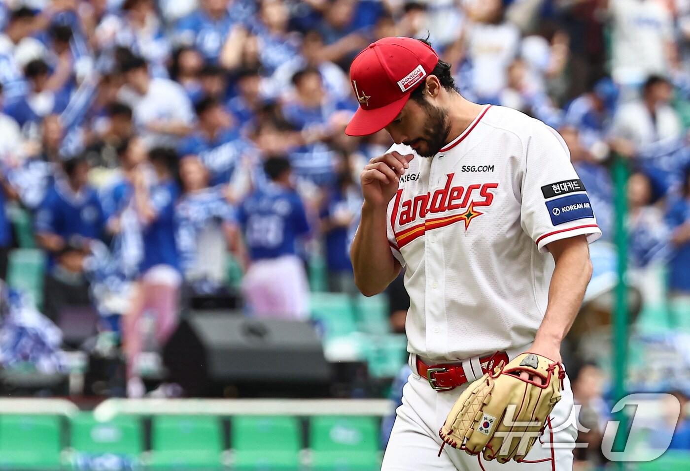 9일 오후 인천 SSG 랜더스필드에서 열린 프로야구 2025 신한 SOL뱅크 KBO 준플레이오프 1차전 삼성 라이온즈와 SSG 랜더스의 경기, SSG 선발투수 화이트가 3회초 교체되고 있다. 2025.10.9/뉴스1 ⓒ News1 김도우 기자