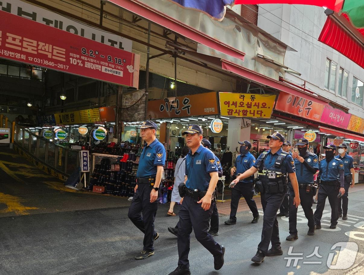 본문 이미지 -  경찰이 경기 의정부 제일시장 일대를 순찰하고 있다.(경기북부경찰청 제공. 재판매 및 DB 금지)/뉴스1