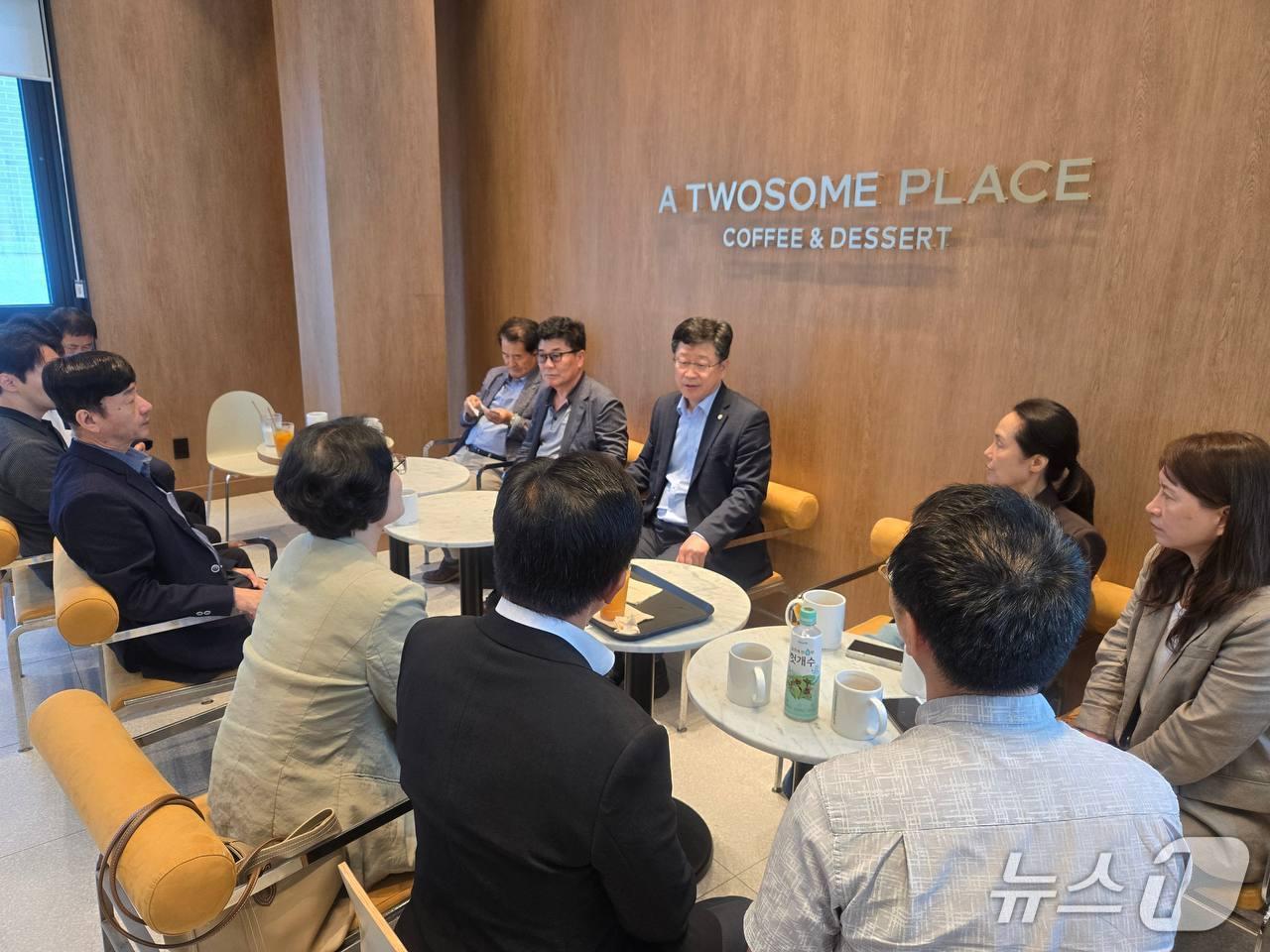 본문 이미지 - 안호영 더불어민주당 국회의원&#40;왼쪽 세번째&#41;이 도민들을 만나 의견을 듣고 있다.&#40;의원실제공. 재판매 및 DB금지&#41;2025.10.9/뉴스1