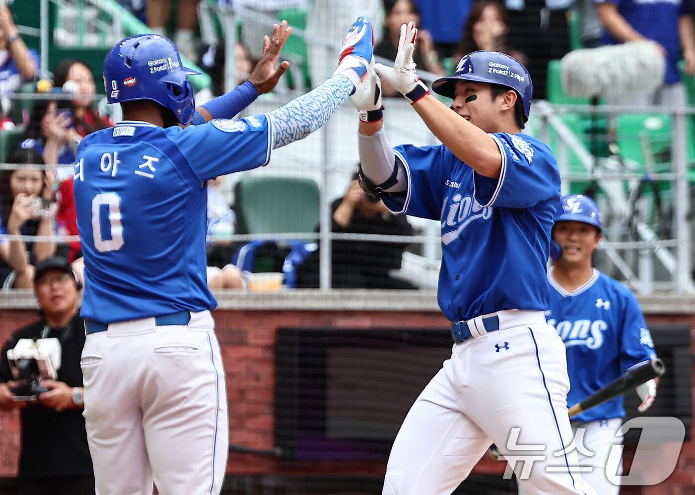 9일 오후 인천 SSG 랜더스필드에서 열린 프로야구 2025 신한 SOL뱅크 KBO 준플레이오프 1차전 삼성 라이온즈와 SSG 랜더스의 경기, 3회초 무사 1루 상황에서 삼성 김영웅이 2점 홈런을 치고 디아즈와 기쁨을 나누고 있다. 2025.10.9/뉴스1 ⓒ News1 김도우 기자