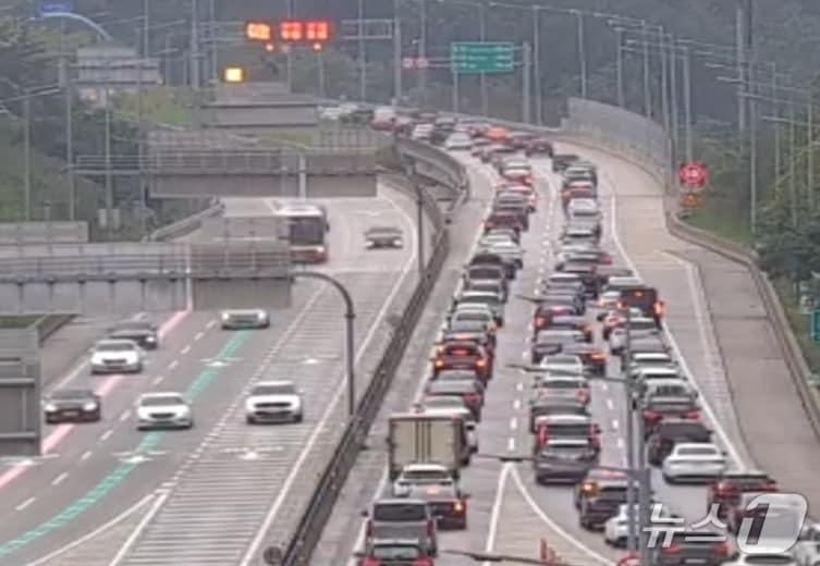 본문 이미지 - 올해 10월 황금연휴 마지막 날이자 한글날인 9일 오후 2시 43분쯤 서울양양고속도로의 강원 양양군 양양분기점 서울 방면 도로가 정체된 모습. &#40;한국도로공사 고속도로 교통정보 폐쇄회로TV 갈무리. 재판매 및 DB금지&#41; 2025.10.9/뉴스1